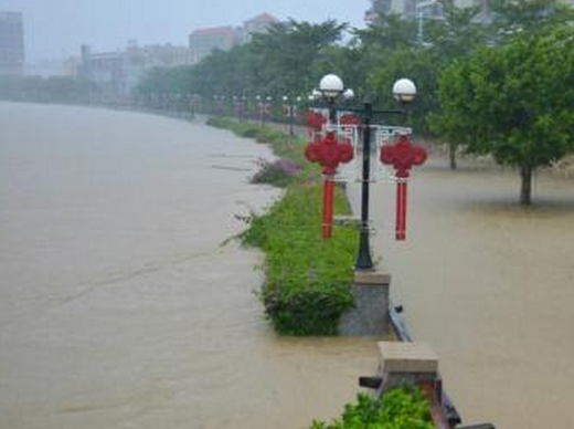 台风电母袭海口最新消息1